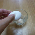 温泉卵　卵にひびを入れる