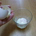 温泉卵　卵を割る