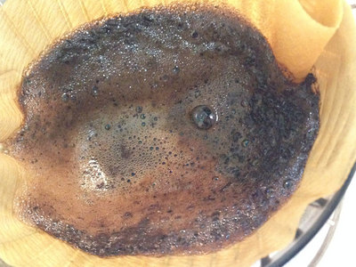 コーヒーを入れる。コーヒーの土手の内側に。