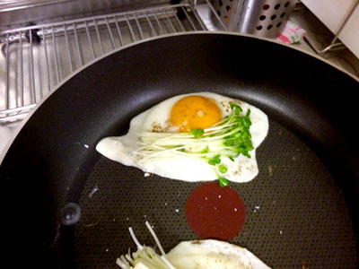 カイワレを目玉焼きにのせる