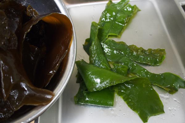 わかめをゆでると緑色になります