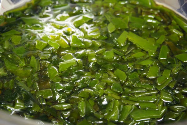 茎わかめをきざんで食べる