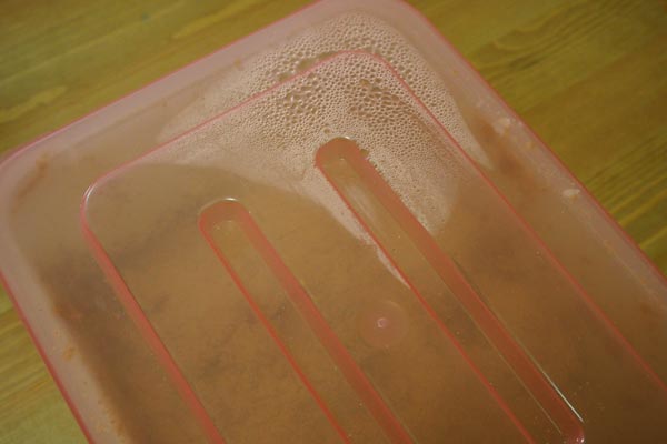 フタの水滴を取り除く